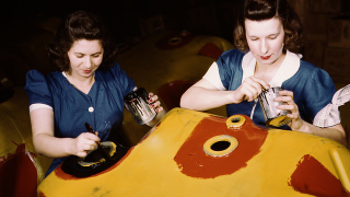 Illustration for article titled Stunning, Rare Photos of the Women Workers of WWII